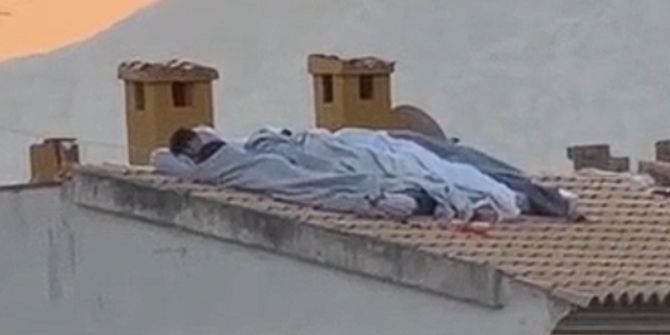 durmiendo en el tejado