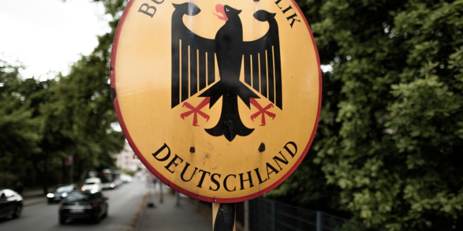 ARCHIV - Ein Schild mit der Aufschrift Bundesrepublik Deutschland und dem Bundesadler steht vor der Zufahrt zur Einreisekontrolle am deutsch-polnischen Grenzübergang. Foto: Carsten Koa...
