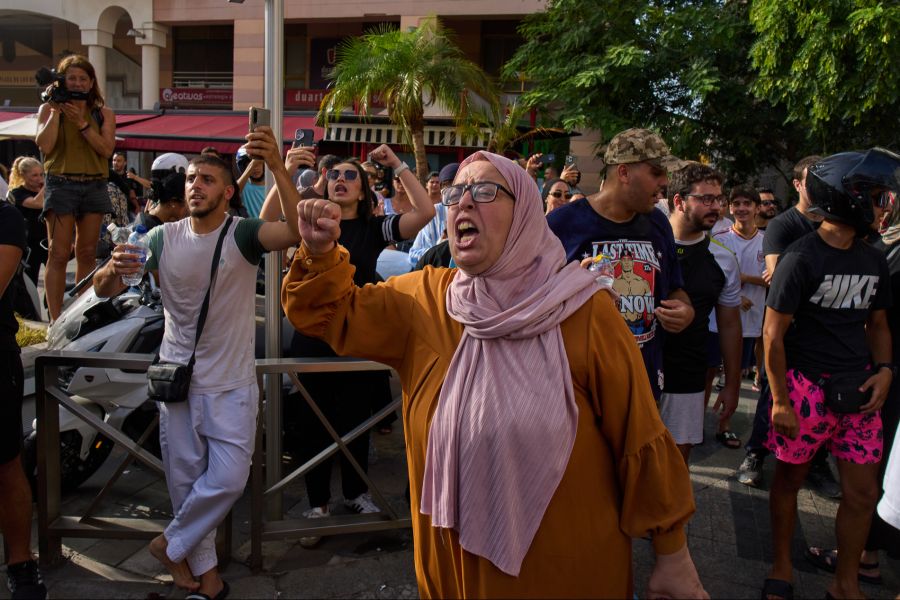 Einwohner in Ceuta haben sich zum Gegenprotest gesammelt. Sie demonstrieren gegen die rechtsextremistische Gruppierung.