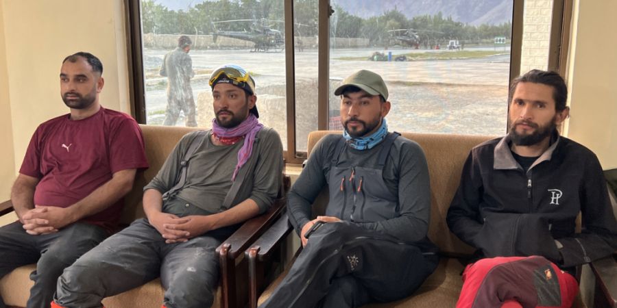 Mitglieder eines Bergretterteams bereiten sich auf den Aufbruch von einem Luftwaffenstützpunkt vor, um nach den Bergsteigern zu suchen. Foto: Uncredited/Alpine Club of Pakistan/AP/dpa ...