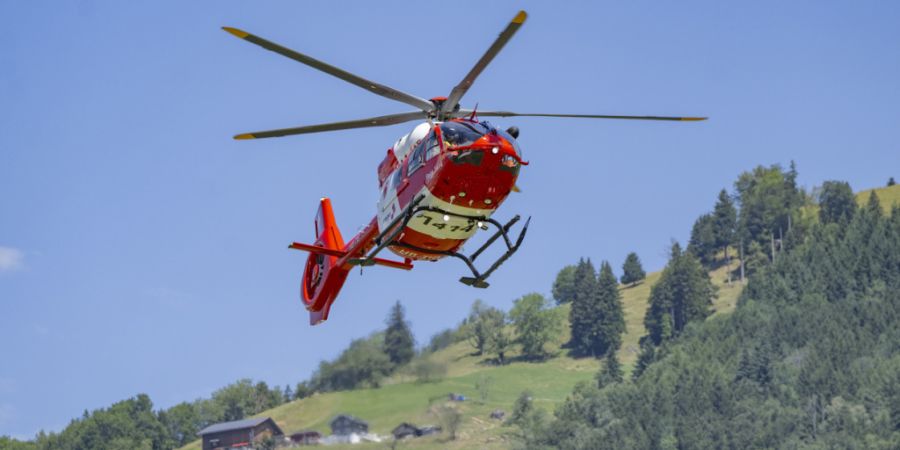 Die Rega flog einen verletzten Forstarbeiter ins Spital. (Symbolbild)
