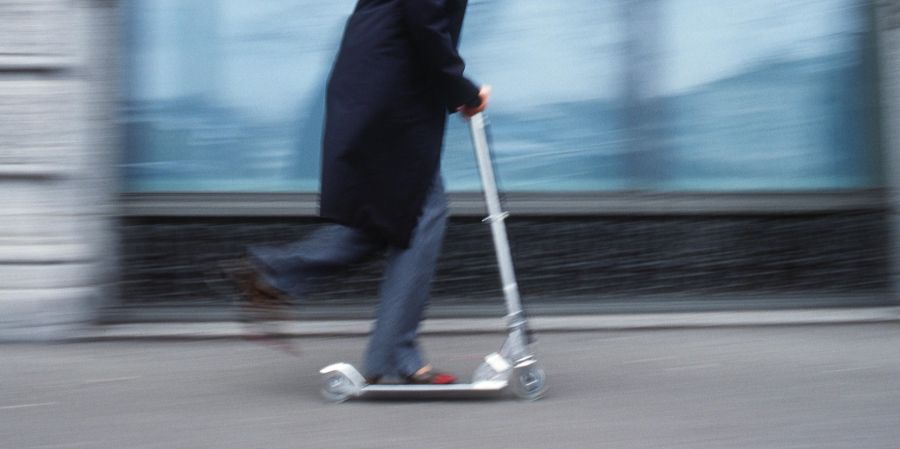 Géraldines Trottinett blockierte – sie wurde nach vorne geschleudert. (Symbolbild)