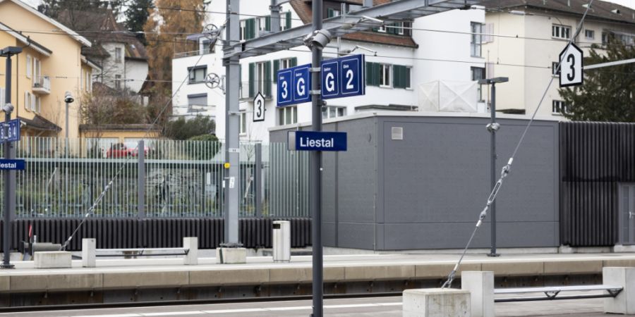 Die Sichternstrasse führt südwestlich am Bahnhof Liestal vorbei. Die Stimmbevölkerung hat am Sonntag die Umgestaltung der dortigen Begegnungszone verworfen. (Archivbild)