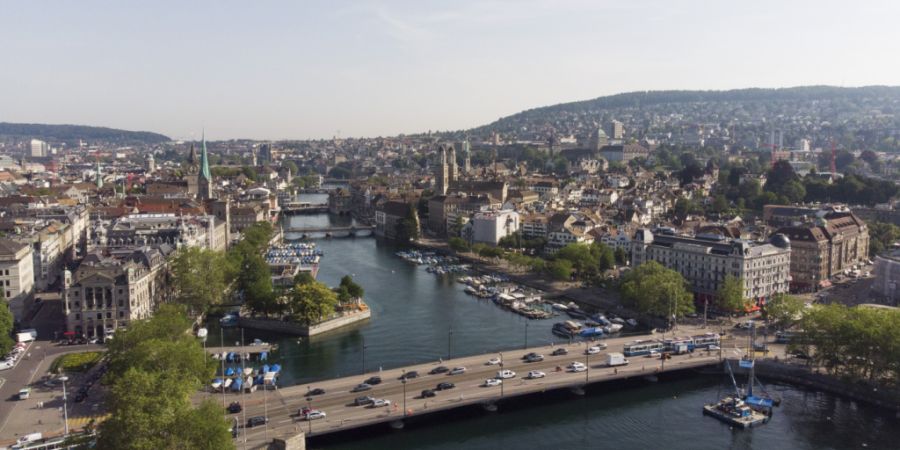 Der Uferbereich des Seebeckens der Stadt Zürich kann ökologisch aufgewertet und Flachwasserzonen eingerichtet werden. (Archivbild)