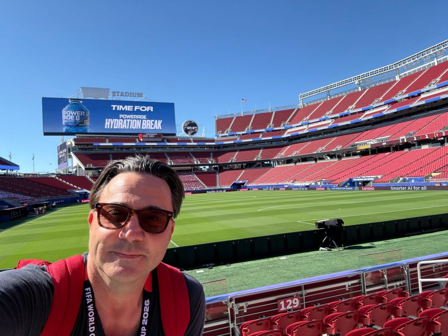 Mischi Wettstein grüsst aus der Arena der San Francisco 49ers.