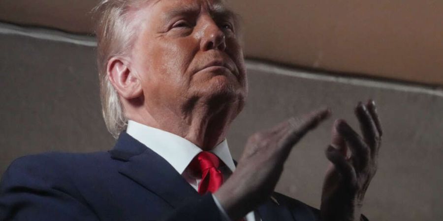ARCHIV - Basketball, Männer: NBA, Finale, 3. Spieltag, New York Knicks - San Antonio Spurs. US-Präsident Donald Trump besucht das Spiel. Foto: Mark Schiefelbein/AP/dpa