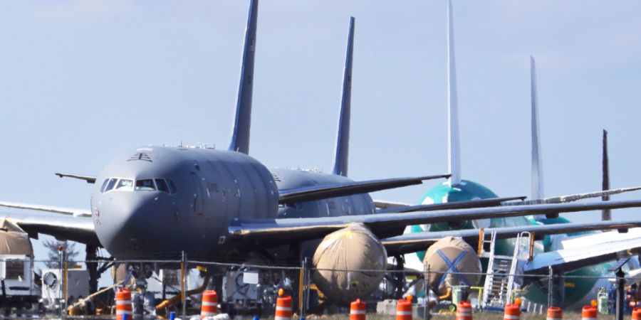ARCHIV - KC-46-Tankflugzeuge der U.S. Air Force, die von Boeing gebaut werden, sind auf dem Flughafen Paine Field geparkt. Foto: Ted S. Warren/AP/dpa