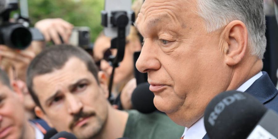 Der Vorsitzende der Fidesz-Partei und ehemalige ungarische Ministerpräsident Viktor Orbán spricht bei seiner Ankunft auf dem Arbeitskongress der Oppositionspartei Fidesz mit der Press...