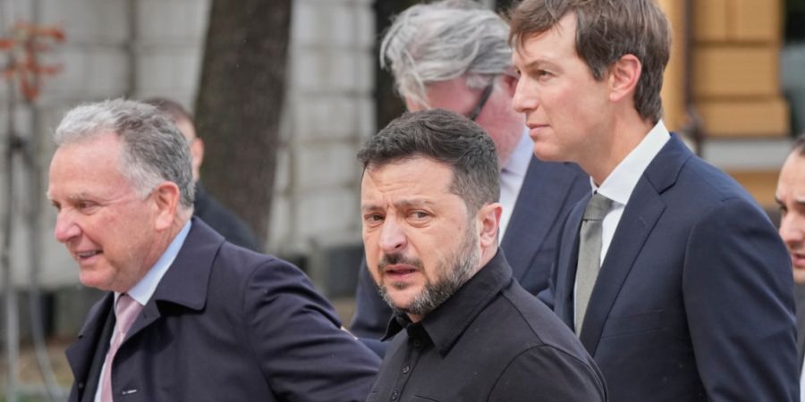 dpatopbilder - Der ukrainische Präsident Wolodymyr Selenskyj (M) sowie die Gesandten des US-Präsidenten Trump, Jared Kushner (r) und Steve Witkoff, vor ihren Gesprächen in Kiew. Foto...