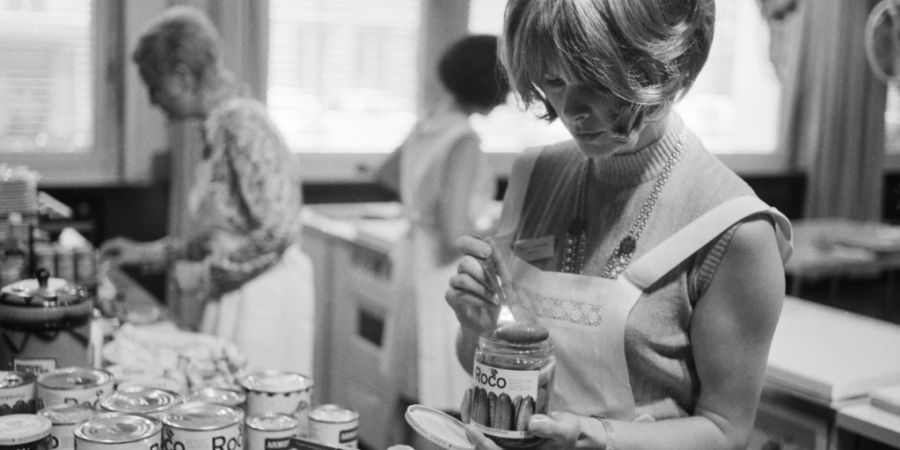 «Züri Gschnätzlets» kochen, Puppenkleidchen nähen und Blumenarrangements binden: Die Frau im Bild nahm an der Vorausscheidung zur «idealen Frau» in Zürich teil. Die Aufnahme stammt ...