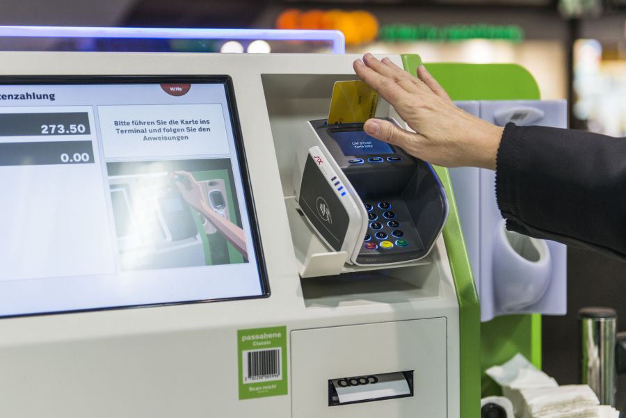 In ersten Filialen von Coop geht Zahlen am Selfcheckout nur noch so: Mit Karte oder Handy.