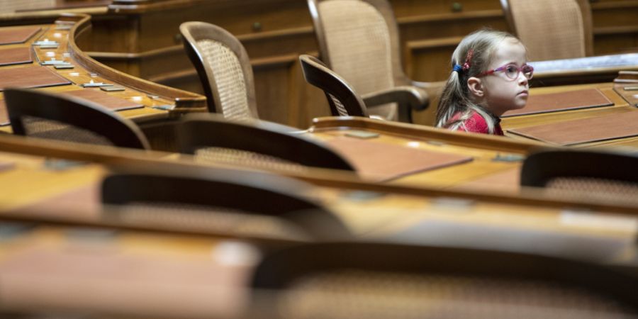Frauen misstrauen öffentlichen Institutionen stärker als Männer. Eine neue Studie empfiehlt deshalb, Mädchen früher und stärker in die Politik miteinzubeziehen. (Archivbild)