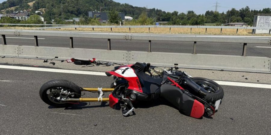 Schrottreif ist das Motorrad eines Lenkers, der auf der A1 im Aargau in ein Auto prallte. Der verletzte 28-jährige Lenker musste ins Spital.