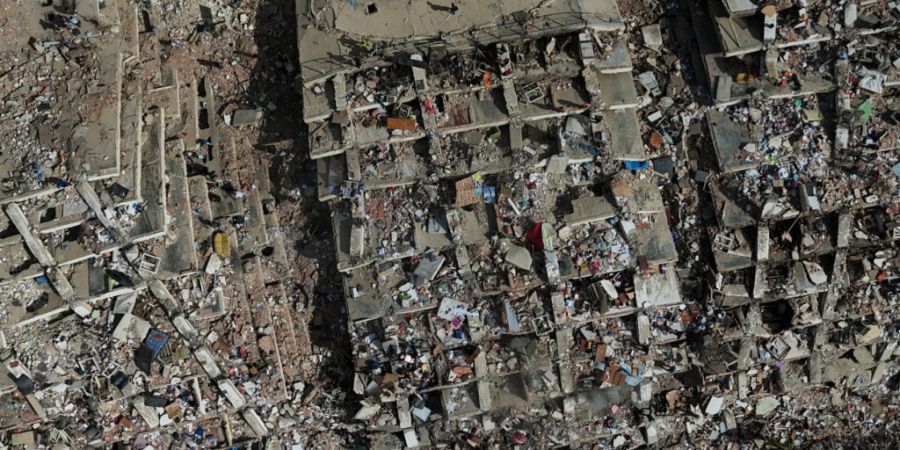 Drei Tage nach den Erdbeben in La Guaira sind beschädigte Gebäude zu sehen. Foto: Matias Delacroix/AP/dpa
