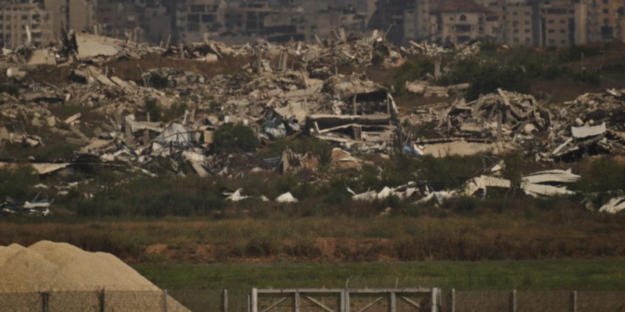 ARCHIV - Im nördlichen Gazastreifen stehen Gebäude, die während der israelischen Boden- und Luftangriffe zerstört wurden. Foto: Leo Correa/AP/dpa