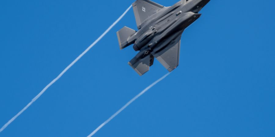 ARCHIV - Ein US-Kampfflugzeug vom Typ F-35 fliegt über der Eifel. Foto: Harald Tittel/dpa