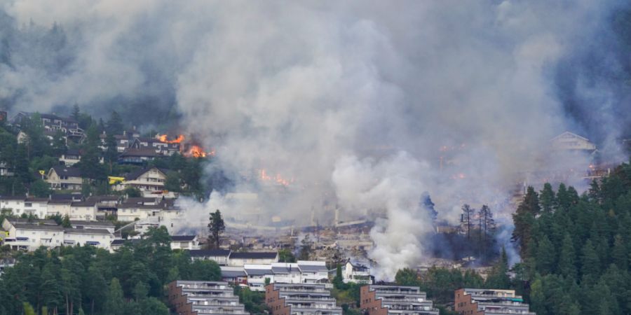 Blick auf einen Brand, der sich von Reihenhäusern in Krokstadelva in Drammen ausgebreitet hat. Foto: Thomas Fure/NTB/dpa