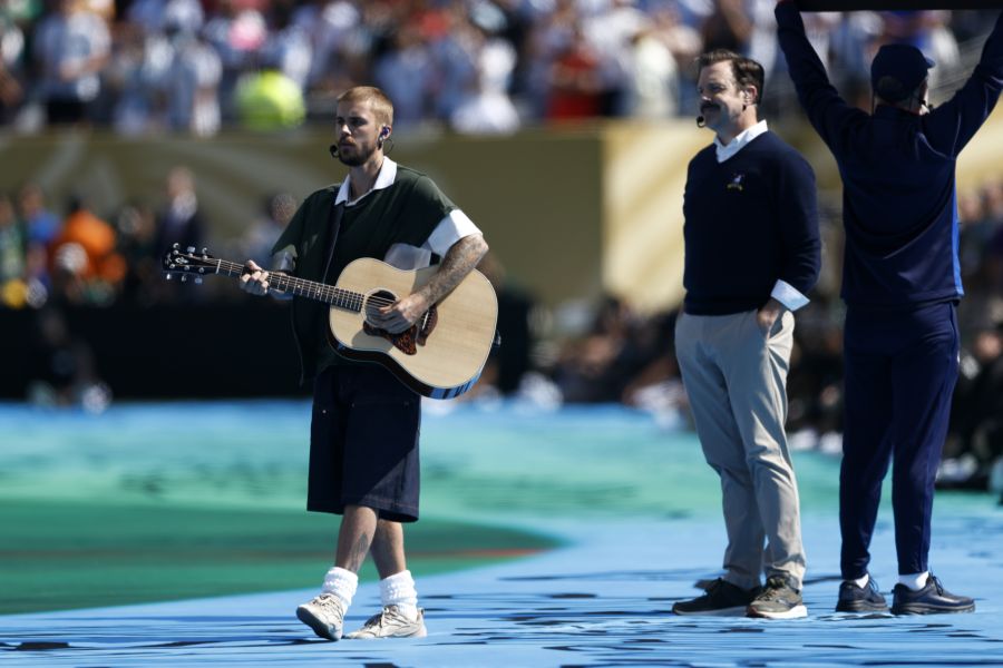 Justin Bieber (32) trat bei der Halbzeitshow akustisch mit Gitarre auf – bei den Fans kam das gut an.