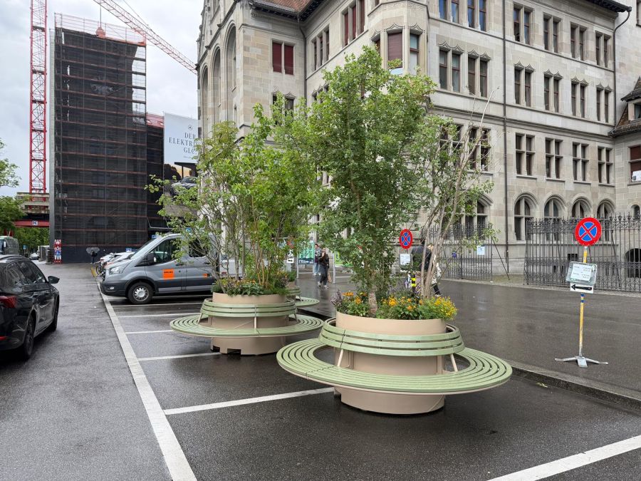 Eine Woche lang bleiben die Töpfe auf den Parkplätzen.