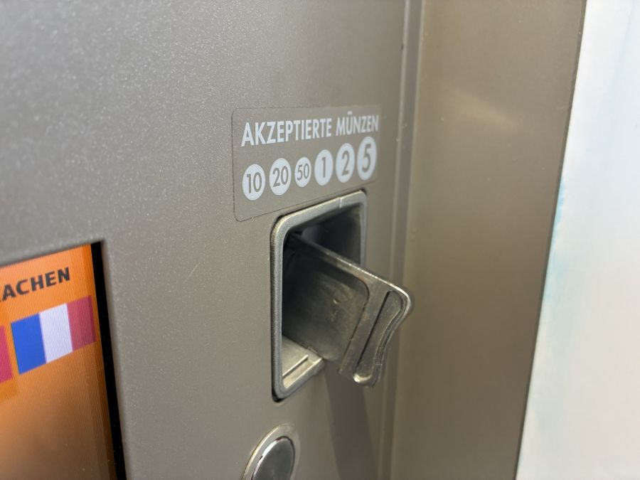 Münzen können nicht eingeworfen, sondern müssen mühsam eingeschoben werden.