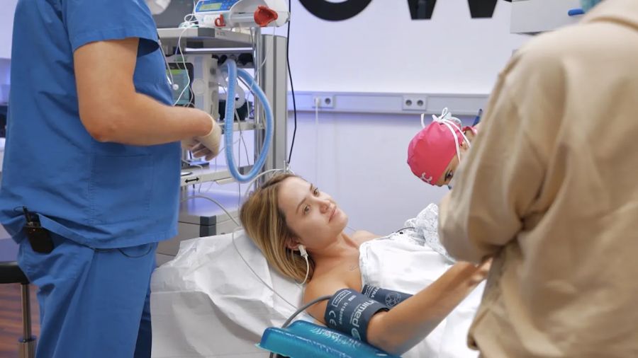 Auch bei ihrer jüngsten Tochter Davina ist Carmen mit im OP-Saal, kurz bevor sie operiert wird.