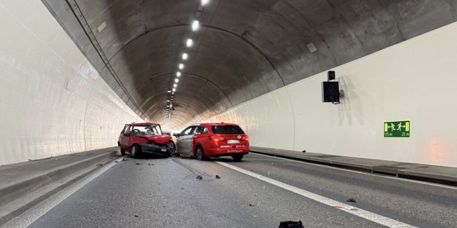 Bei einem Unfall in einem Tunnel bei Bazenheid wurden am Sonntag vier Personen verletzt - darunter ein zweijähriges Kleinkind.