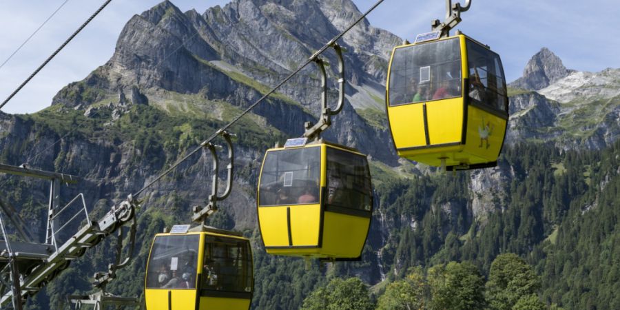 Schneemangel wegen des Klimawandels hält viele Gäste von einem Besuch in Braunwald ab. Die Sportbahnen kämpfen schon seit Längerem mit finanziellen Problemen. (Archivbild)