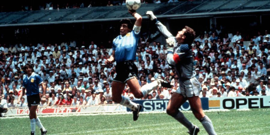 Der Ball dieser kontroversen Szene wird versteigert. (Archivbild)