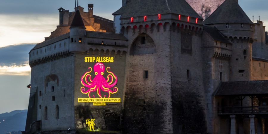Mit ihrer Aktion protestiert Greenpeace am Schloss Chillon gegen die Beteiligung des in Châtel-St-Denis im Kanton Freiburg ansässigen Unternehmens Allseas am Tiefseebergbau.