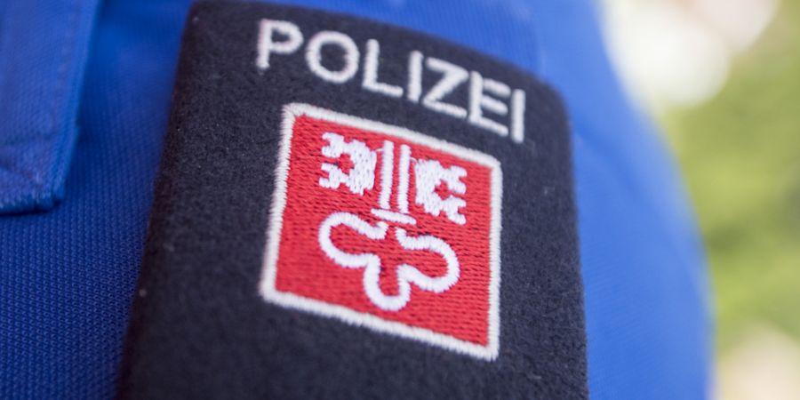 Die Kantonspolizei Nidwalden sucht einen Autofahrer, der in Emmetten in einen Unfall verwickelt war. (Symbolbild)