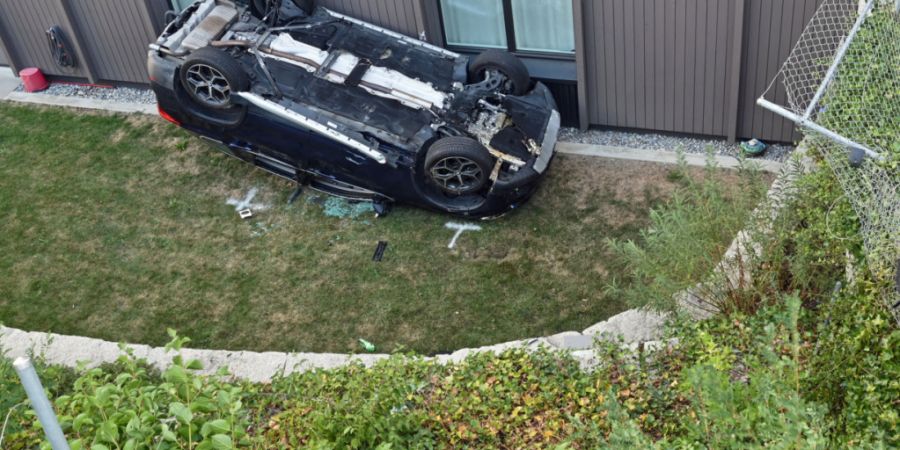 Beim Unfall in Eich LU erlitten eine Autofahrerin und ihr Beifahrer leichte Verletzungen, die beiden mitfahrenden Kinder blieben unverletzt.