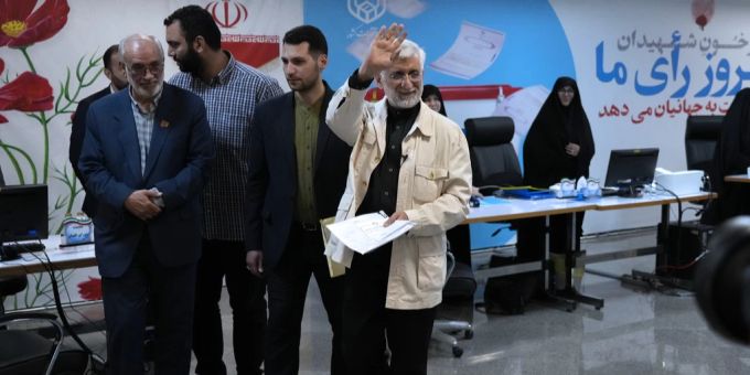 Der ehemalige iranische Atomunterhändler Said Dschalili winkt den Medien zu, nachdem er sich am Donnerstag, den 30. Mai 2024, im iranischen Innenministerium als Kandidat für die Präsidentschaftswahlen am 28. Juni registriert hat.
