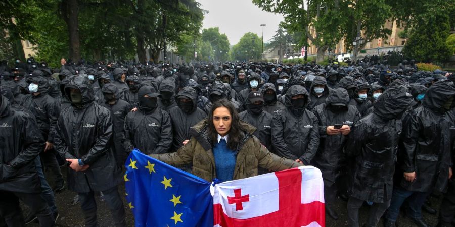 Weder Massenproteste noch Interventionen von wichtigen Geldgebern konnten die georgische Regierung davon abhalten das umstrittene Gesetz gegen Auslandseinfluss zu verabschieden.