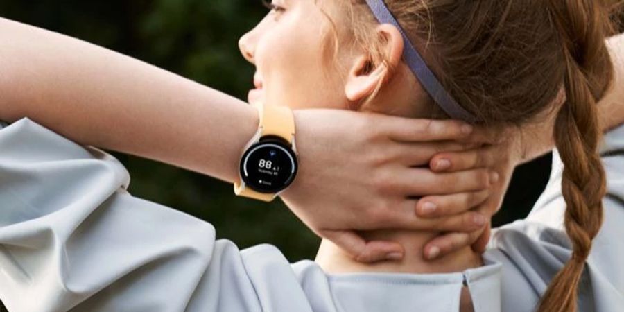 Samsung Galaxy Watch Frau Arme verschränkt hinterm Kopf