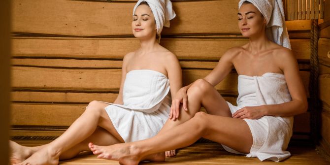 frauen in der sauna, augen geschlossen