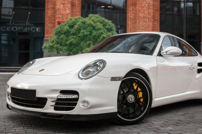 Weisser Porsche 911 im Freien.