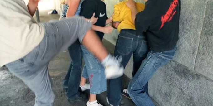 Ein 28-jähriger Mann wurde bei tätlichem Angriff schwer verletzt. (Symbolbild) Schlägerei