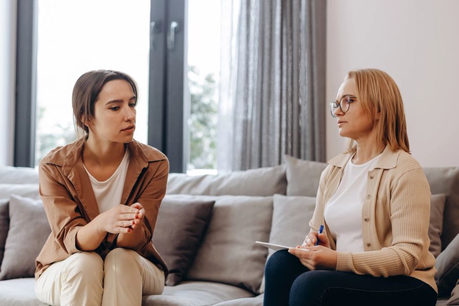 frau lässt sich therapieren, couch