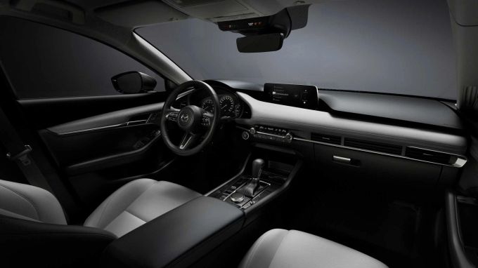 Im Interieur gibt es ebenfalls einige kleine Detailänderungen für das aktuelle Modelljahr. 2024 mazda-3