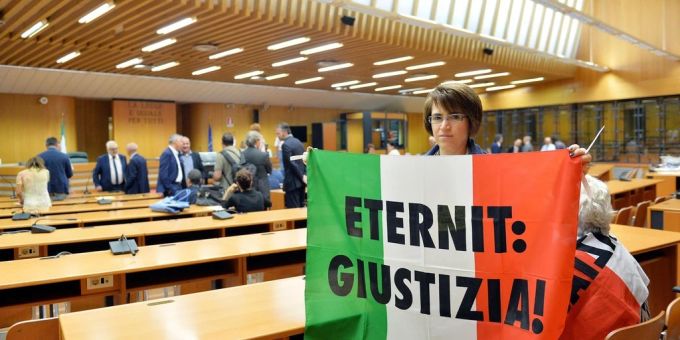 Angehörige von Asbestopfern während einer Anhörung des zweiten Prozesses im Fall Eternit in Italien im Jahr 2015. EPA/ALESSANDRO DI MARCO Eternit