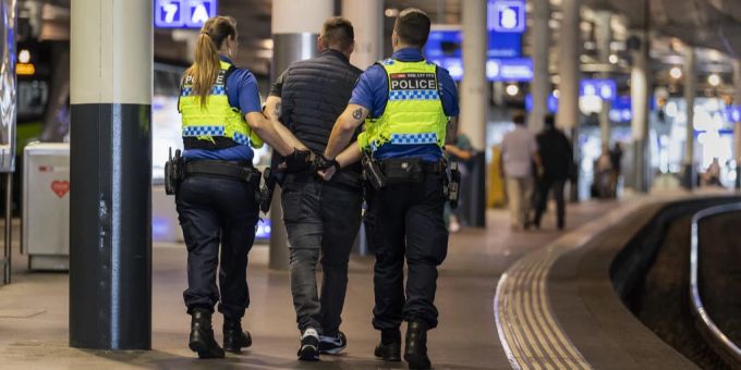 Am Berner Bahnhof hat ein 25-Jähriger zwei Polizeibeamte beleidigt und angegriffen. (Symbolbild) Bahnhof Bern festnahme