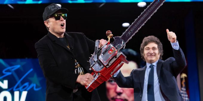 Argentiniens Präsident Javier Milei übergab Elon Musk auf einer Konferenz in Washington eine Kettensäge. musk trump