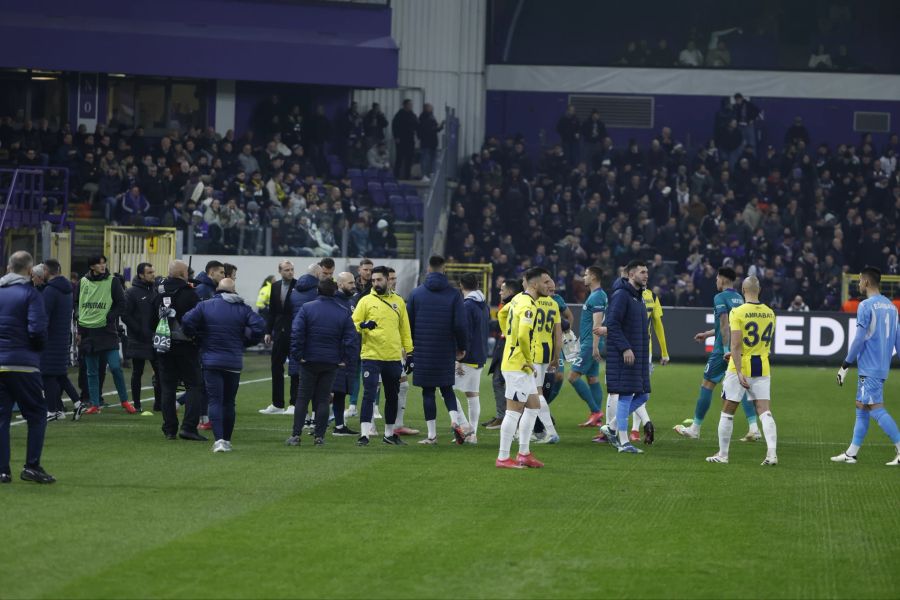 Schiedsrichter Sandro Schärer pfeift die Partie sofort ab und schickt die Teams in die Kabine.