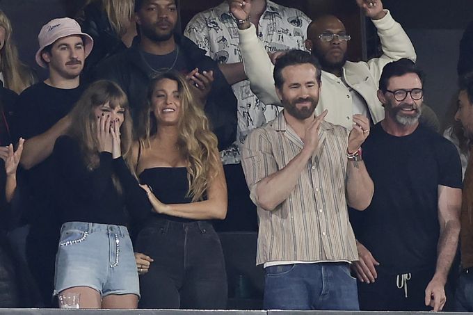 Taylor Swift, Blake Lively, Ryan Reynolds und Hugh Jackman (v.l.n.r.) 2023 bei einem Spiel. (Archivbild) Taylor Swift Stadion Promis