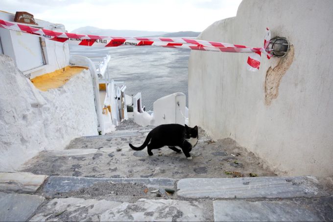 Behörden haben Teile von Santorini bereits gesperrt. Auch dürfen aufgrund der Erdbebenaktivität keine Konstruktarbeiten stattfinden. Santorini