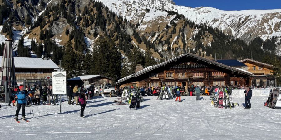 Das Restaurant Aebi: Ein beliebter Treffpunkt für Skifahrer und Urlauber in Adelboden BE.