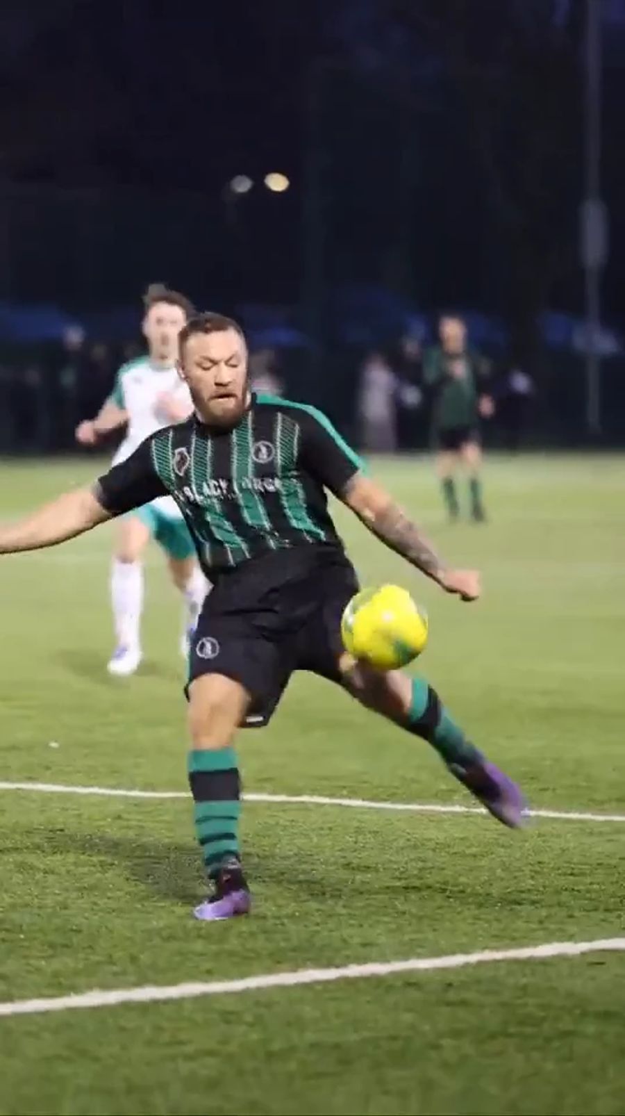 Conor McGregor lief für sein Pub-Team Blackforge FC auf.