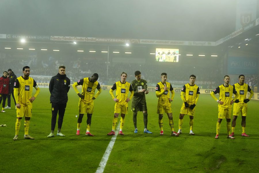 Die Spieler von Borussia Dortmund stehen nach dem 2:4 in Kiel geschlossen vor dem Fanblock.