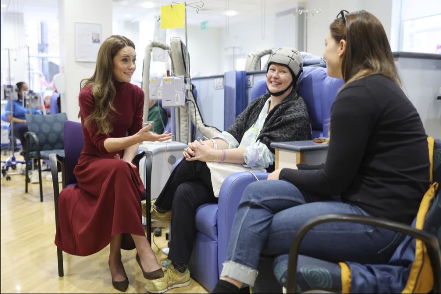 Dort unterhielt sie sich mit anderen Patienten, die wegen Krebs behandelt werden.