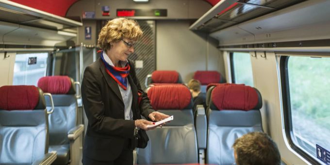 Im Gegensatz zum Zug sieht die 1. Klasse im Bus, Postauto oder Tram genau gleich aus wie die 2. Klasse. Trotzdem kann man sie in der SBB-App lösen. SBB